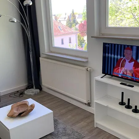 Im Dachgeschoss, 2 Zi, 45 Qm, Im Osten Von Апартаменты Лейпциг