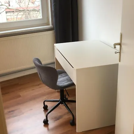 Im Dachgeschoss, 2 Zi, 45 Qm, Im Osten Von Apartment
