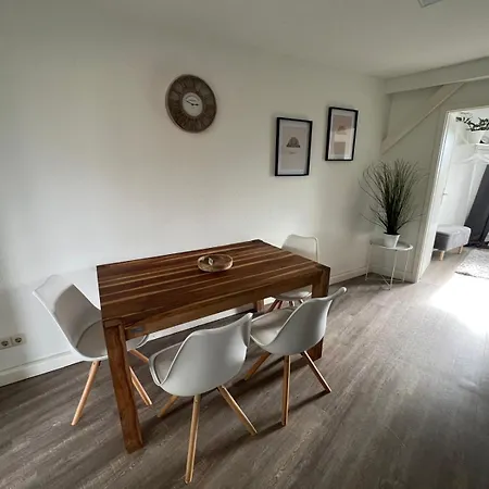 Im Dachgeschoss, 2 Zi, 45 Qm, Im Osten Von Apartment *
